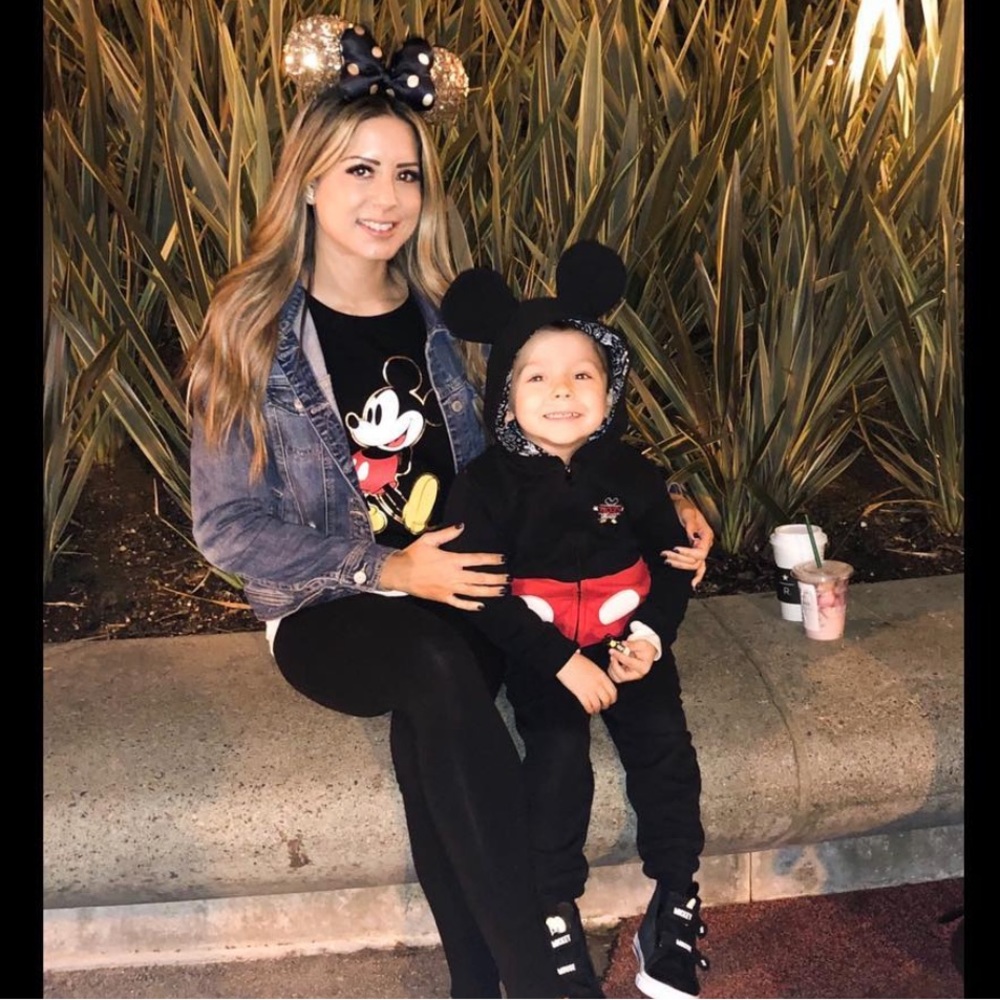 Gently worn Mickey Mouse hoodie, XS (4/5) Super cute for days/night @Disney🎄🏰